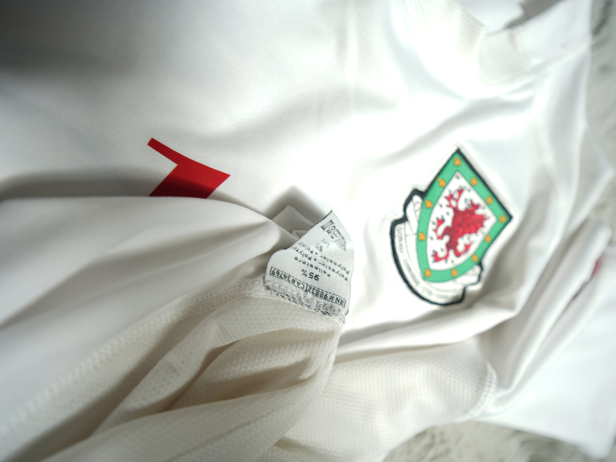 Wales 2004-2005 #10 Speed L Away Football Shirt